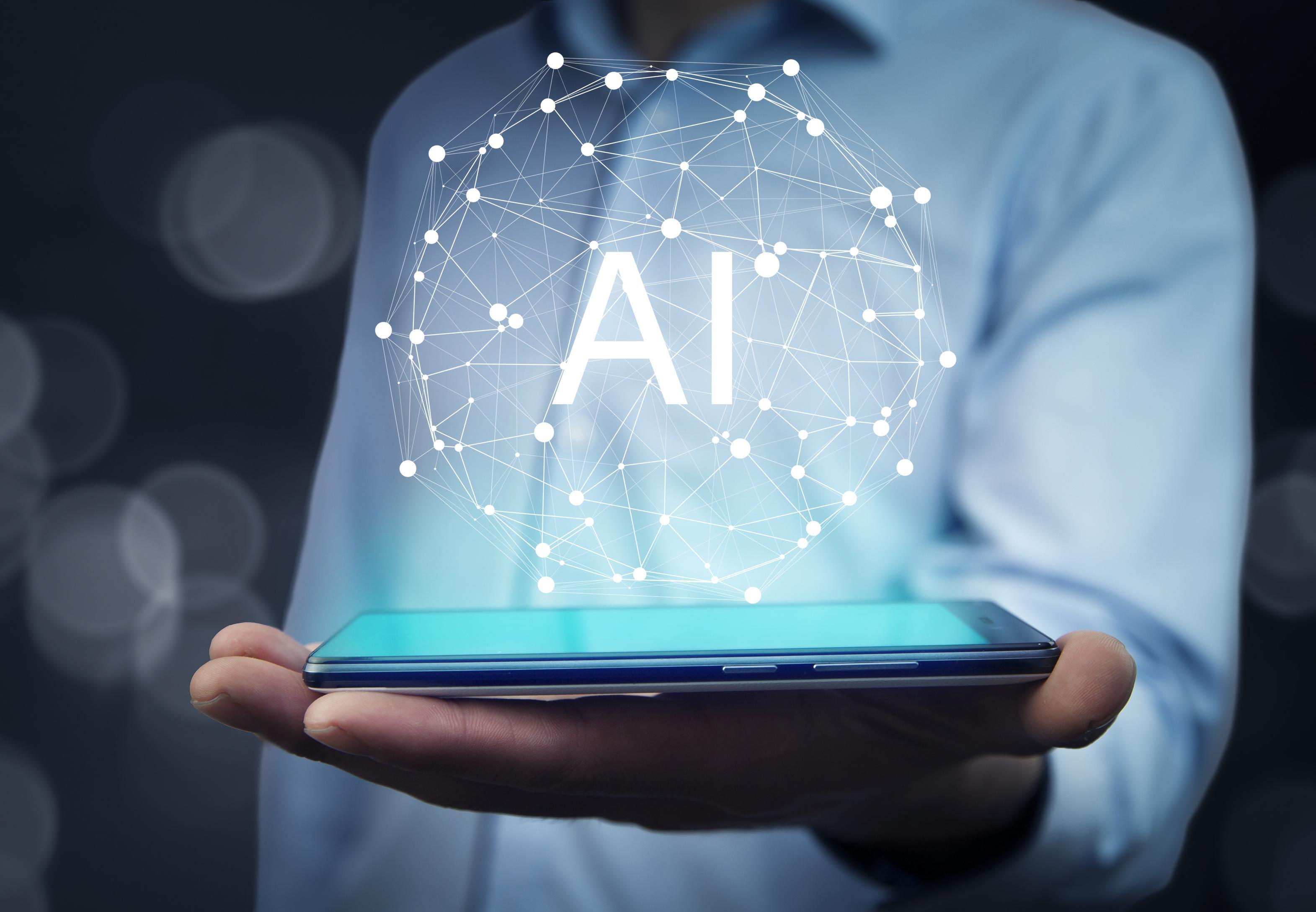Visualisierung von künstlicher Intelligenz: Eine Person hält ein Tablet, über dem eine leuchtende AI-Sphäre mit vernetzten Punkten schwebt – symbolisiert datengetriebene Technologie im Compliance-Kontext.