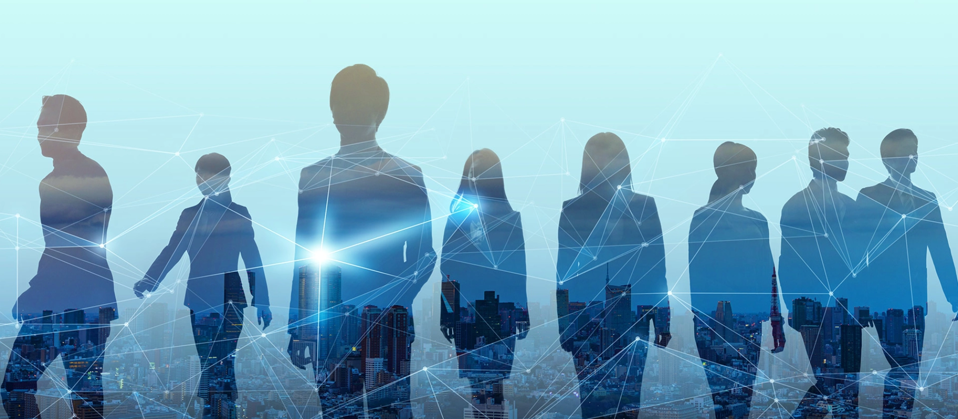 Symbolic image for team, network and digital transformation: Silhouettes of people over a cityscape, connected by digital lines – representing collaboration, vision and a holistic view on financial crime compliance.