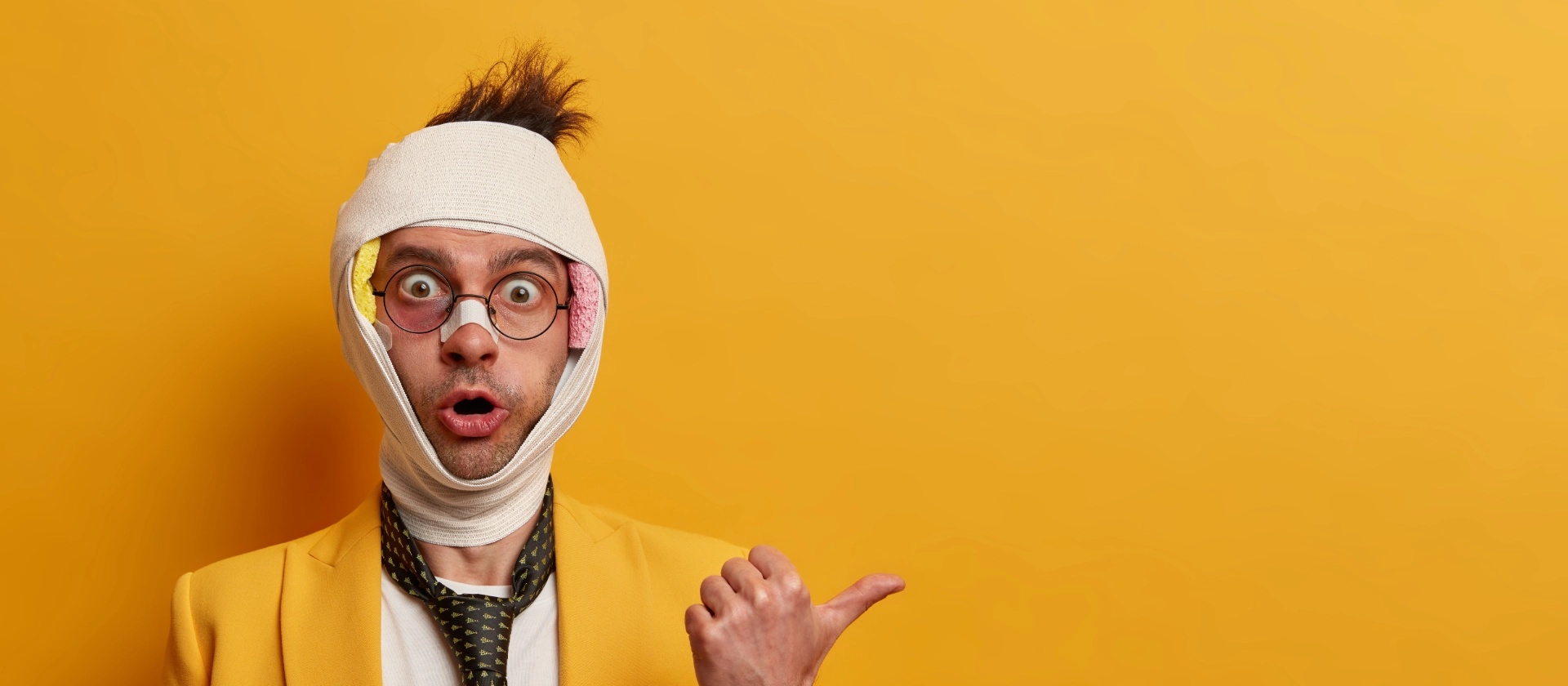 Verletzter Nerd zeigt nach rechts