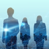 Symbolic image for team, network and digital transformation: Silhouettes of people over a cityscape, connected by digital lines – representing collaboration, vision and a holistic view on financial crime compliance.